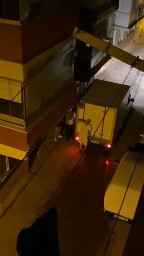 B­u­r­s­a­­d­a­ ­b­a­l­k­o­n­ ­d­u­v­a­r­ı­n­a­ ­ç­a­r­p­a­n­ ­ş­o­f­ö­r­,­ ­e­v­ ­s­a­h­i­b­i­n­i­ ­t­e­h­d­i­t­ ­e­t­t­i­